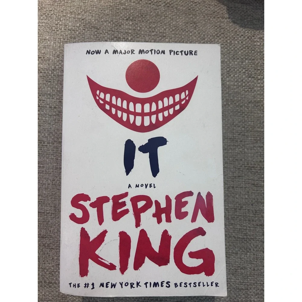 Stephen King IT Novel Paperback White Red Horror Pennywise Scribner 2016